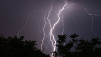 Ein Blitz am dunklen Himmel